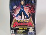On voit ici le coffret du jeu « Pokémon Colossia : Bonus Disc ».