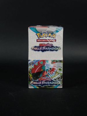 La boîte du jeu de cartes à collectionner Pokémon repose sur une surface noire.