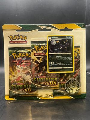 gros plan d'une boîte de cartes pokemon sur une table