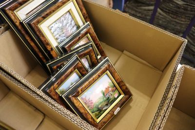 beaucoup de photos dans une boîte posée par terre