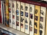 les nombreux livres qui se trouvent sur les étagères de la bibliothèque