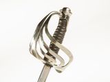 épée en métal argenté avec une poignée torsadée sur fond blanc