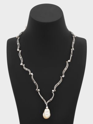 un collier de perles blanches et d'argent autour du cou d'un mannequin