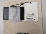 une image représentant un sac sur lequel sont posés un portefeuille et un porte-cartes