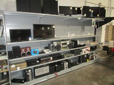de nombreux appareils électroniques posés sur les étagères de la pièce