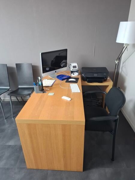 1 bureau mélaminé bois clair 1 chaise tissu noir