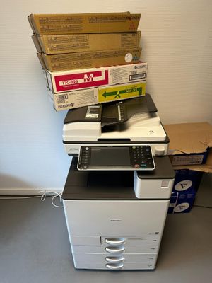 une imprimante posée sur une pile de cartons