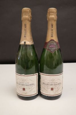 deux bouteilles de champagne posées l'une à côté de l'autre sur une table