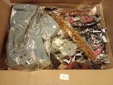 une boîte en carton remplie d'objets hétéroclites