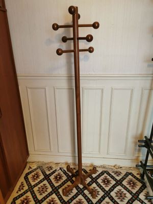 une photo d'un porte-manteau dans un coin d'une pièce