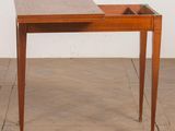 une petite table en bois surmontée d'un tiroir