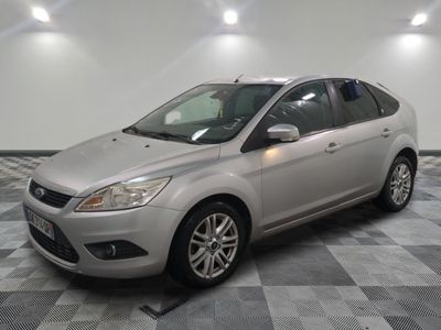 la ford focus est garée sur le sol en damier d'un garage
