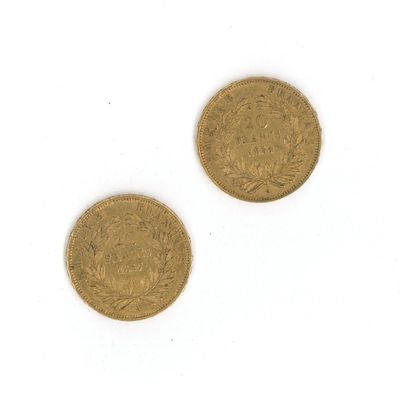 deux pièces d'or sur une surface blanche avec un fond blanc