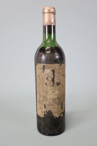 1 Bouteille de Bordeaux « La mission Haut Brion » de 1963, bas de...