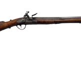 un fusil avec un canon en bois sur fond blanc