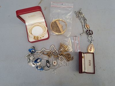 de nombreux bijoux posés les uns à côté des autres sur une table