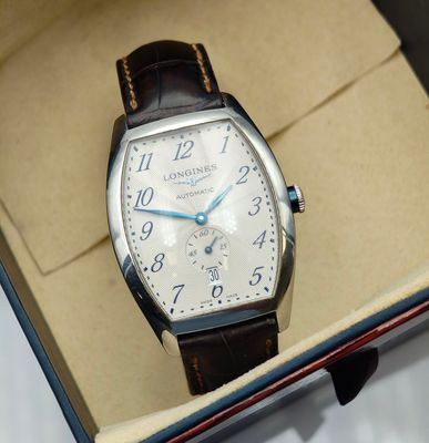 une montre qui se trouve dans une boîte sur une table