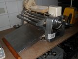 une machine posée sur une table dans une cuisine
