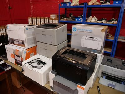 de nombreux modèles d'imprimantes posés sur une table