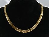 un collier à chaîne en or sur un mannequin mannequin mannequin mannequin mannequin mannequin mannequin mannequin mannequin mannequin