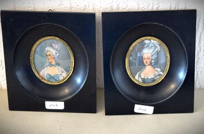 une paire de portraits miniatures encadrés représentant des femmes en robe bleue et coiffées d'un bonnet