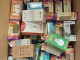 une boîte en carton remplie de différents types d'appareils électroniques