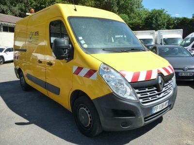 une camionnette jaune garée dans un parking