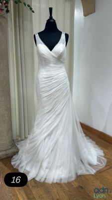 une robe de mariée posée sur un mannequin dans une pièce