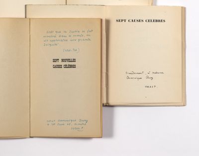 plusieurs livres ouverts, sur lesquels figurent des notes, posés sur une table