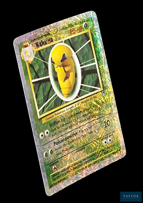 gros plan d'une carte pokemon sur fond noir