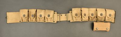 une ceinture sur laquelle sont fixés plusieurs morceaux de cuir