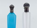 paire de flacons de parfum en verre bleu et transparent, avec des bouchons en argent