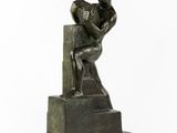 une image représentant une statue en bronze d'un homme tenant un livre