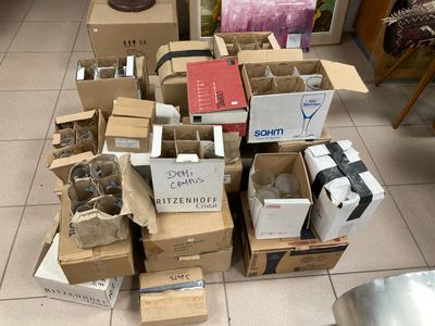 une pile de cartons, les uns sur les autres, posée par terre dans une pièce