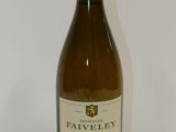 une bouteille de vin posée sur une table