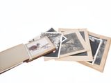 une pile de vieilles photos posée sur une table
