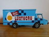 un camion jouet posé sur une table