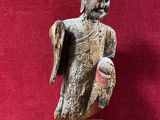 statue représentant un homme tenant un ballon de basket sur un socle en bois