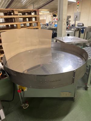une photo d'une cuisine où l'on voit une grande casserole en métal posée sur une table