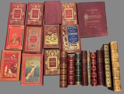 un grand nombre de livres posés sur une table