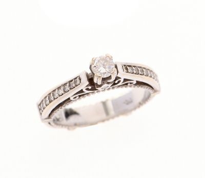 une bague de fiançailles ornée d'un diamant au centre