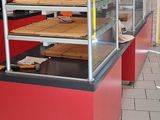 une vitrine contenant toute une gamme de pâtisseries