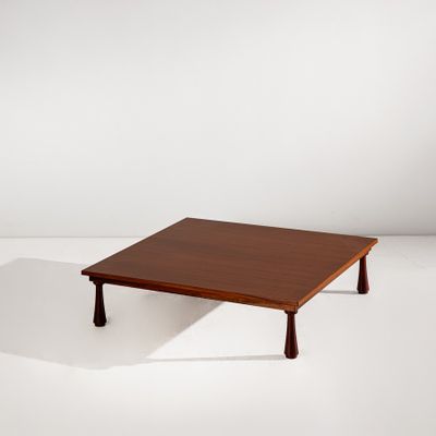 une photo d'une table basse en bois posée sur une surface blanche