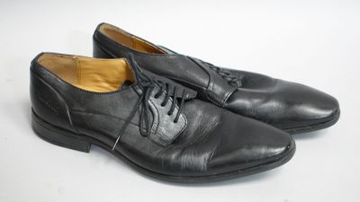 chaussures en cuir noires à lacets pour homme, sur fond blanc
