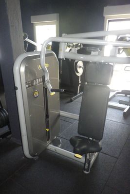 une salle de sport équipée d'un appareil et d'autres équipements