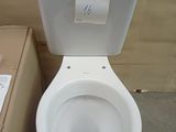 des toilettes blanches avec une étiquette en papier sur le réservoir