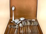 plusieurs cuillères et cuillères à soupe dans une boîte en bois