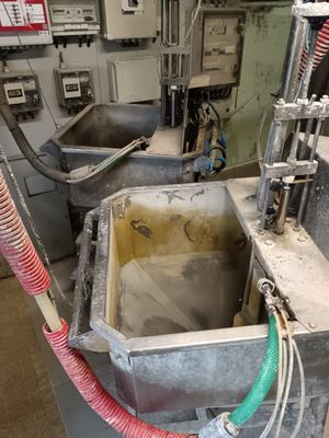 une machine qui se trouve à l'intérieur d'un bâtiment