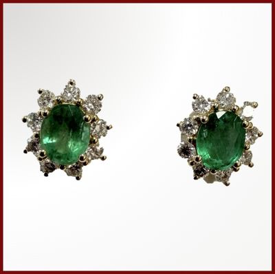 une image d'une paire de boucles d'oreilles en émeraude et diamant