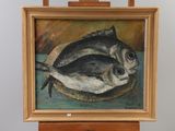 un tableau représentant deux poissons dans un bocal posé sur un chevalet